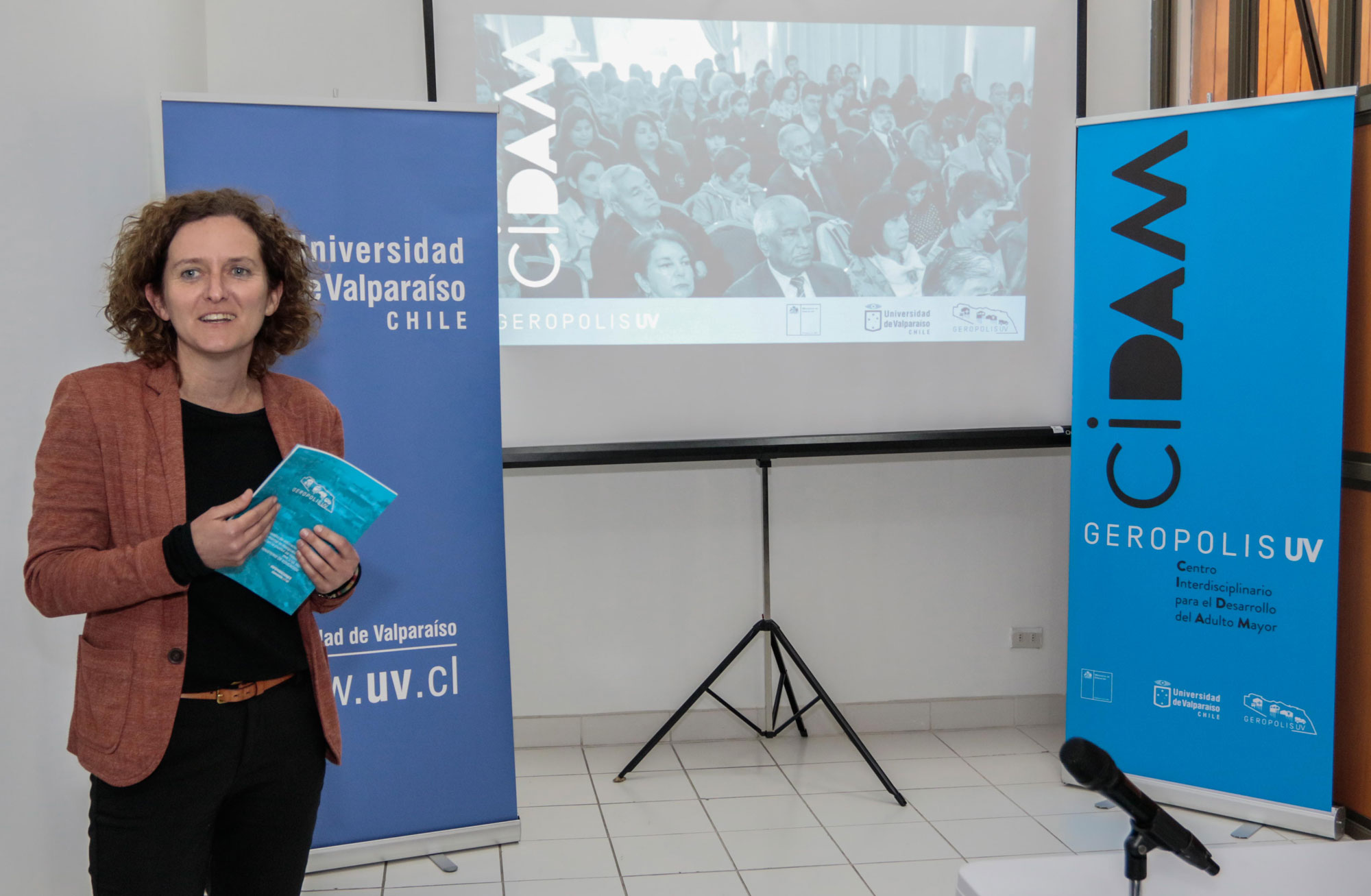 Alessandra Olivi, encargada de Programas de Gerópolis UV, presentando el Modelo de Asociatividad.